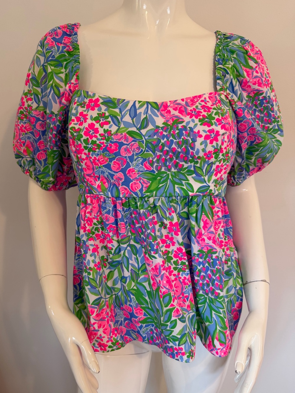 Lilly Pulitzer Kay A cherry on Top Print
Puff sleeve Top size 8 - Picture 2 of 9